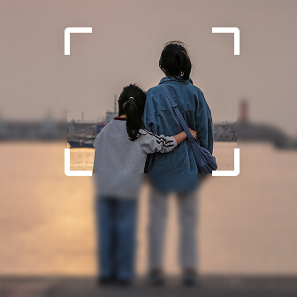 二人が肩を抱き合い想い合っている様子