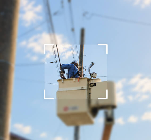 高所作業車で通信設備工事を行う作業員